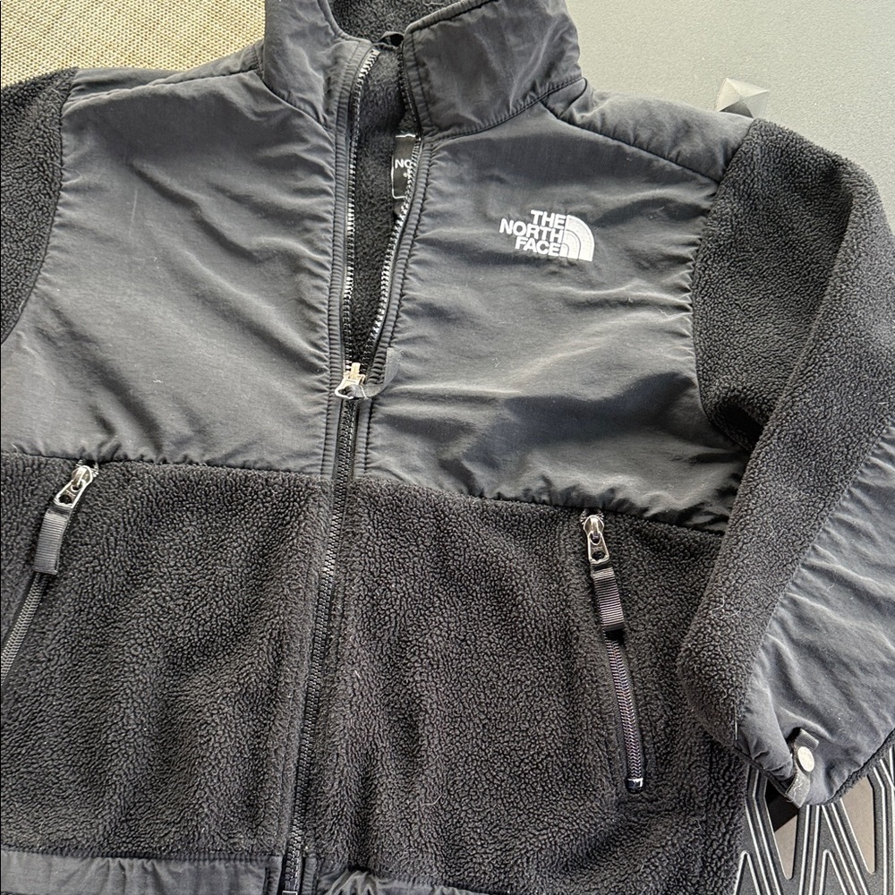 The North Face Denali Kids size Small Black Fleece Jacket with Logo